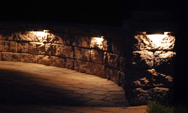 Low voltage LED landscaping lights for retaining walls