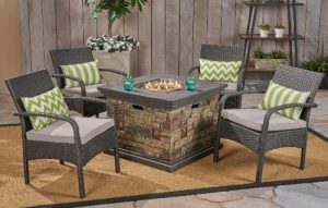 Capitan-chat-set-with-stone-fire-pit